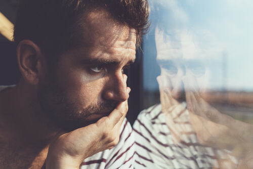 Hombre con pensamientos negativos