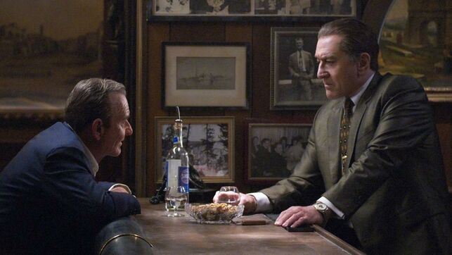 Hombre hablando en un bar