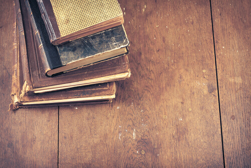 Libros apilados sobre una mesa