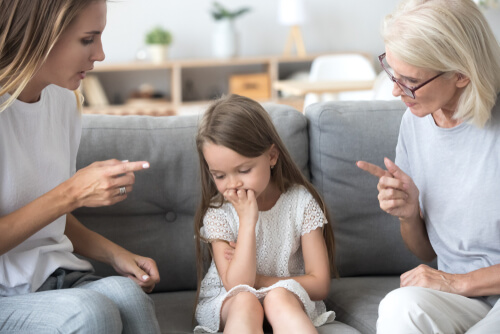 Madre y abuela exigiendo a una niña