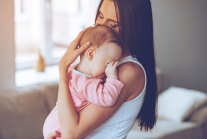 ¿Por qué los bebés se calman cuando los cargas del lado izquierdo?