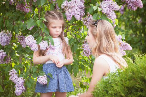 Madre hablando con su hija