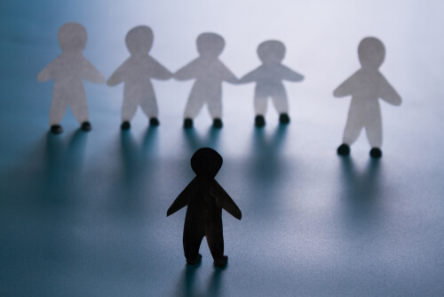 Monigotes representando una situación de discriminación