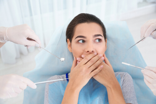 Mujer con ansiedad dental