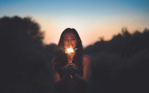 Femme marchant avec une lumière dans ses mains