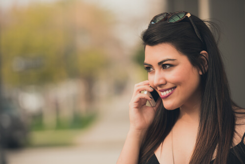 Mujer hablando por teléfono