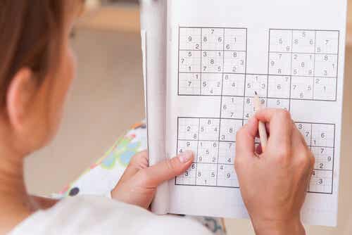 Mujer haciendo sudoku