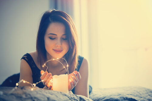 Mujer mirando una luz pensando en los consejos de Carl Jung para afrontar la adversidad