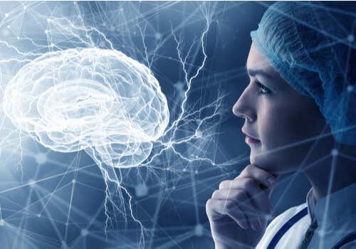 Mujer observando el cerebro para hacer psicocirugía