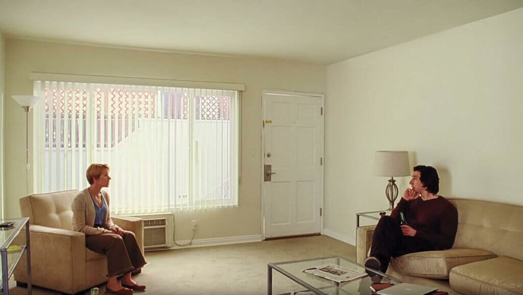 Nicole y Charlie hablando en el salón