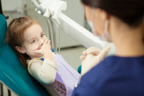 Niña con ansiedad dental