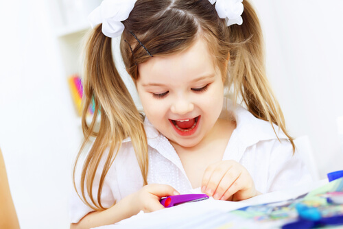 Niña haciendo manualidades