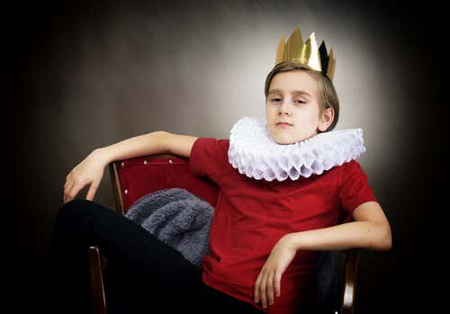 Niño con corona que representa si Los narcisistas nacen o se hacen