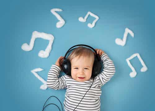 Niño escuchando música con auriculares