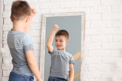 Niño mirándose al espejo