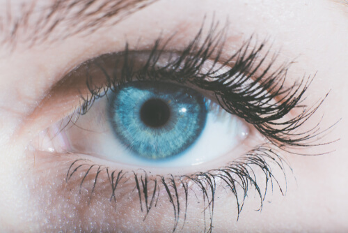 Ojo de color azul