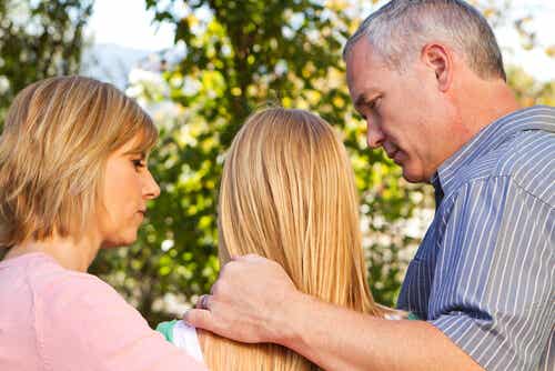 Padres con su hija hablando de las reglas familiares
