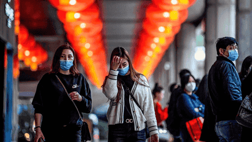 Personas protegiéndose de coronavirus o neumonía de Wuhan