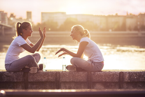 Amigas hablando cerca del río