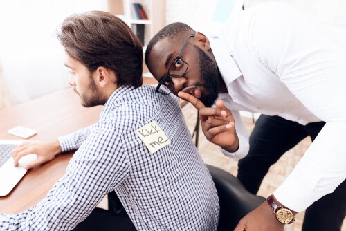 Amigo haciendo bromas a otro