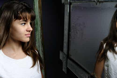 Chica adolescente mirándose al espejo