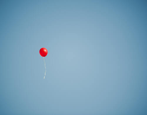 Globo rojo en el cielo