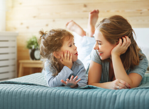 Fille parlant à sa mère