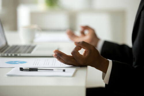 Homme faisant de la pleine conscience au travail