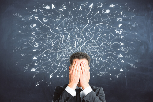 Hombre con caos en su mente representando la zona roja del estrés