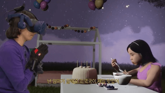 Madre e hija reencontrándose mediante la realidad virtual