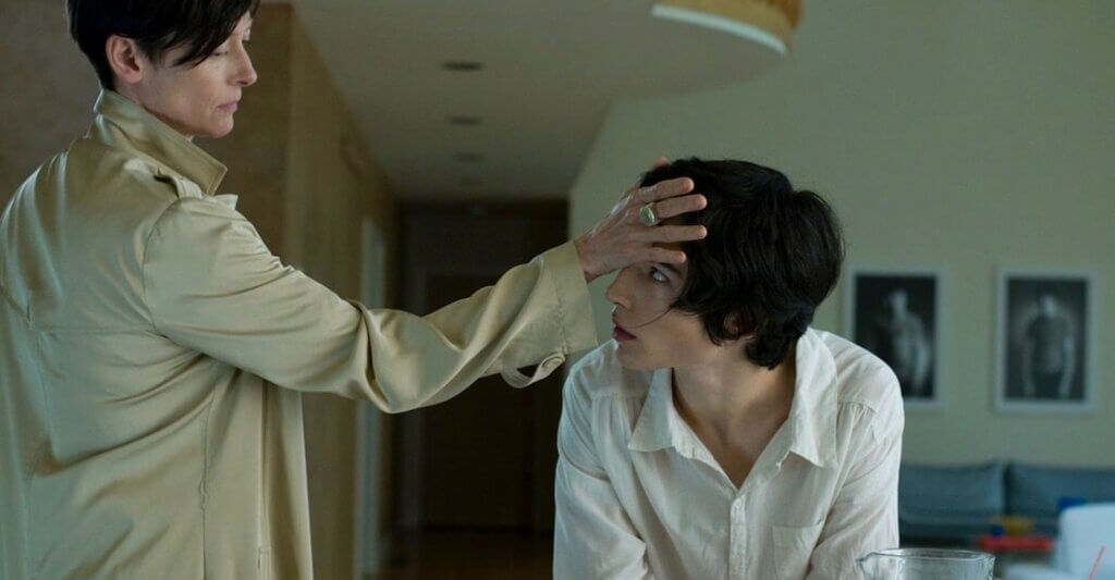 Madre poniendo la mano en la frente de su hijo