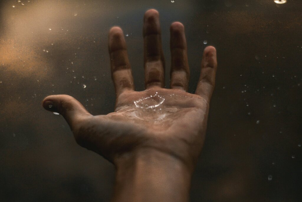 Mano con lluvia representando aceptar lo imprevisto