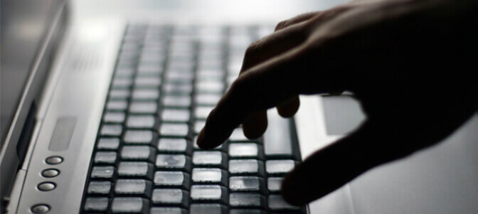 Mano tocando un teclado