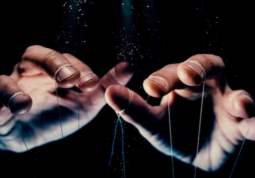 Manos con hilos de marionetas