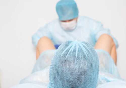 Médico atendiendo al parto