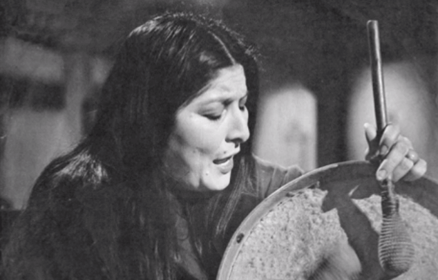 Mercedes Sosa tocando un intrumento