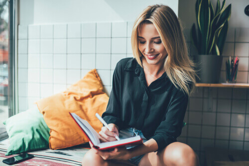 Mujer escribiendo propósitos