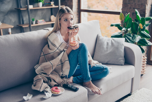 Mujer estresada comiendo