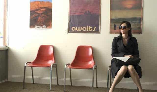 Mujer con gafas sentada