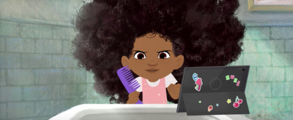 Niña con el pelo rizado