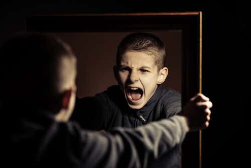 Niño gritando mirándose al espejo