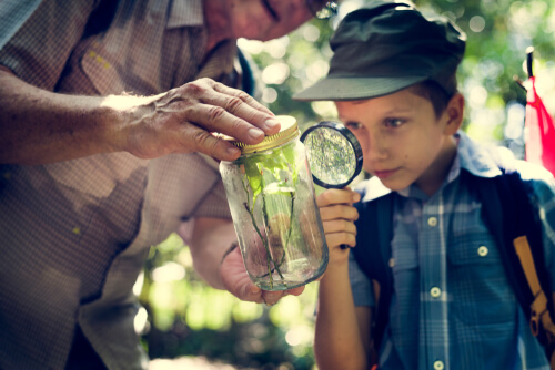 Niño observando con una lupa