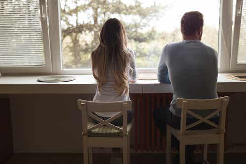 Man en vrouw kijken uit het raam