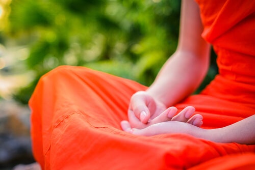Persona budista meditando
