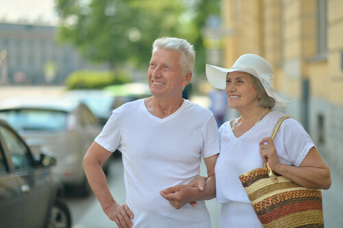 Personas mayores visitando una ciudad
