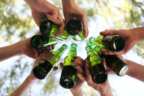 ¿Por qué los adolescentes utilizan el alcohol como facilitador social?