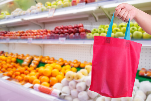 Bolsa de tela en el supermercado representando las compras nerviosas