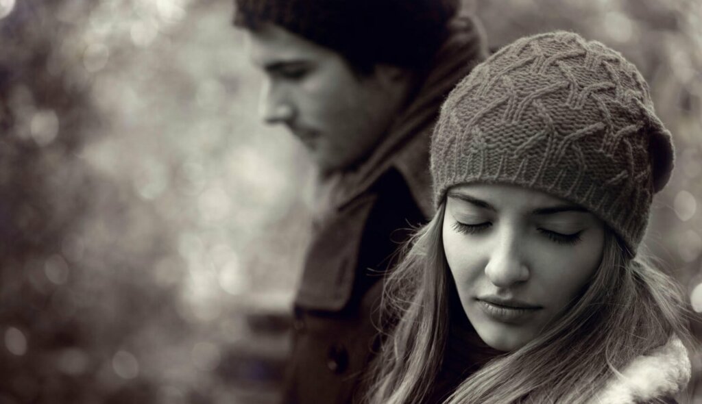 Fille pensant à la relation entre les personnes narcissiques et les personnes complaisantes