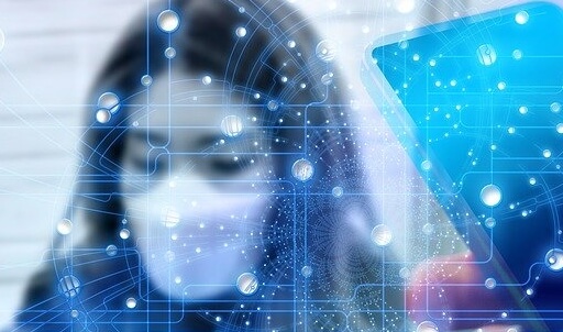 mujer con mascarilla pensando en El virus que cambió nuestras vidas