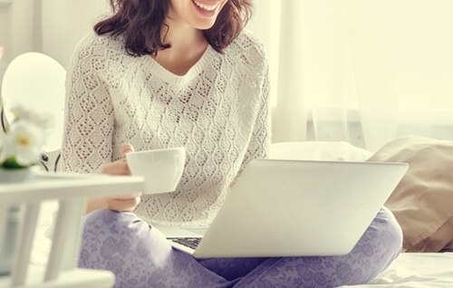 Chica realizando terapia online